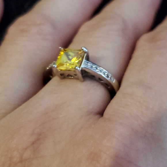 9.   30 🤍💍💛 NWT Silver ring with faux diamonds and centre yellow stone - Picture 2 of 8